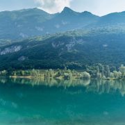 Vue panoramique d'un lac de montagne aux eaux calmes