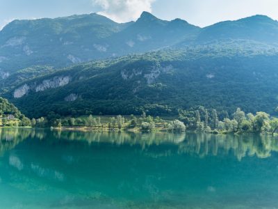 Vue panoramique d'un lac de montagne aux eaux calmes