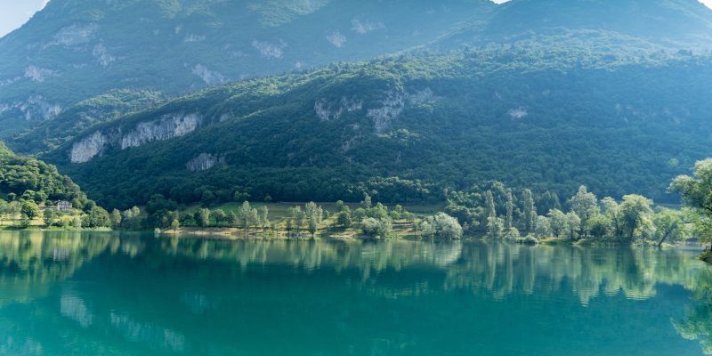 Vue panoramique d'un lac de montagne aux eaux calmes