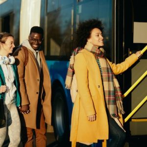 Groupe de voyageurs montant dans un bus a un arret en ville