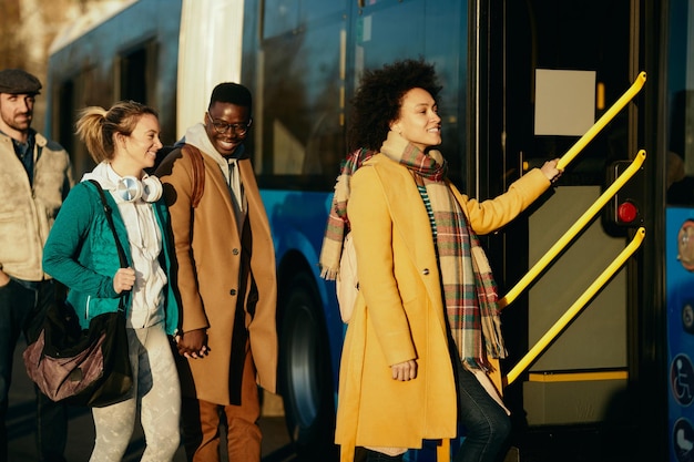 Groupe de voyageurs montant dans un bus a un arret en ville